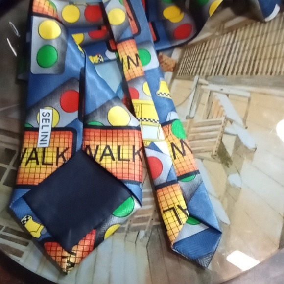 Mens NYC NWOT Tie Made In Italy Yellow Taxi Blue - Picture 3 of 7